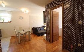 Macadamia Apartment With Garage Parking